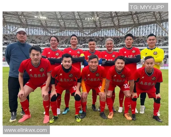 足球明星与粉丝的亲密合照瞬间记录他们的辉煌时刻与热爱之情